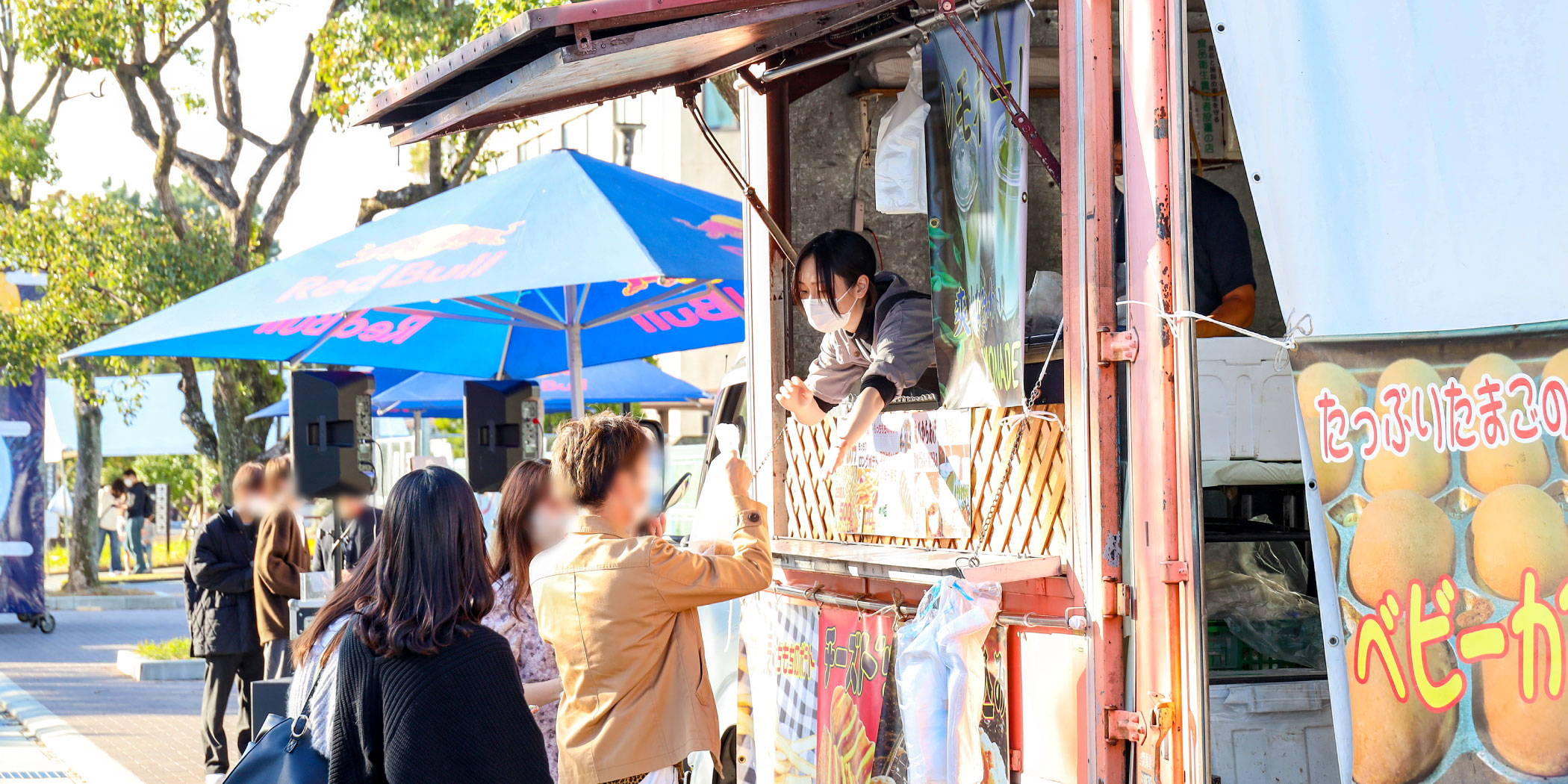 キッチンカーでベビーカステラを販売