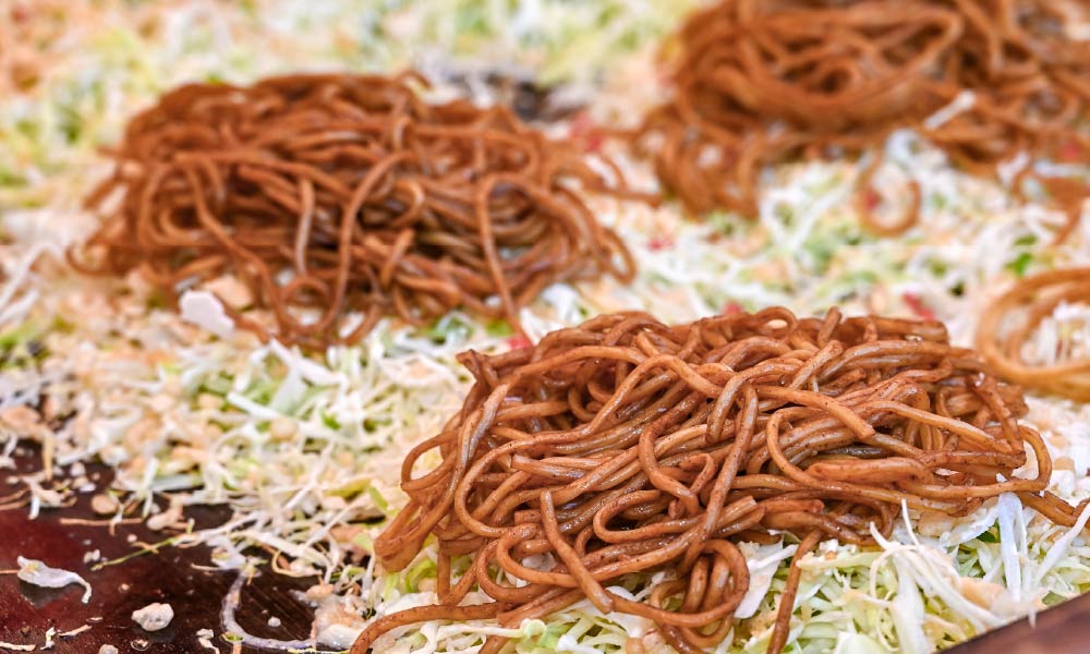 屋台で広島焼き作り