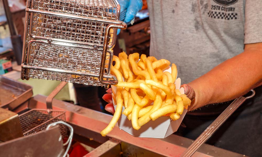 屋台であげたてのフライドポテト