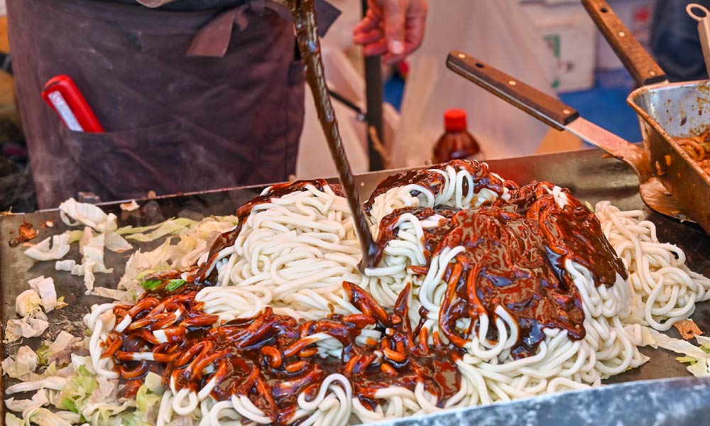屋台で広島焼き作り