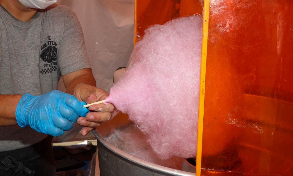 屋台でわたあめ作り